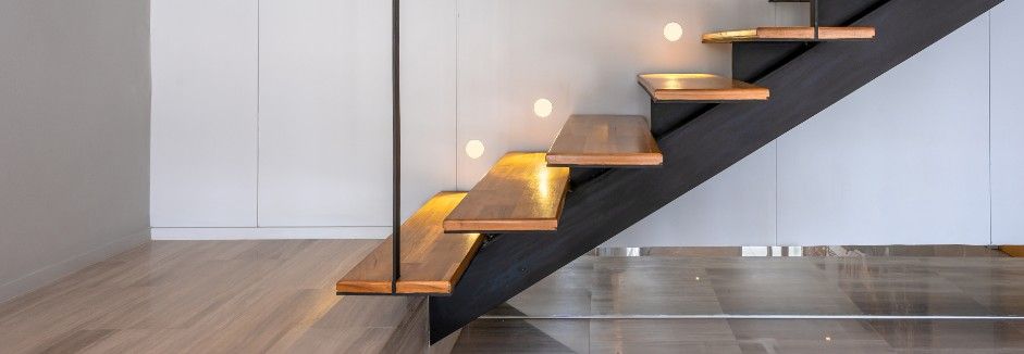 Moderne Holztreppe mit Beleuchtung